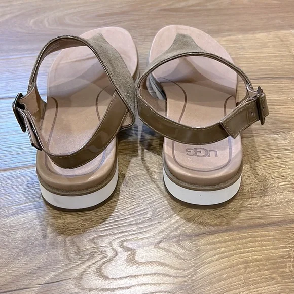 New unworn Ugg Sandals - Picture 3 of 5